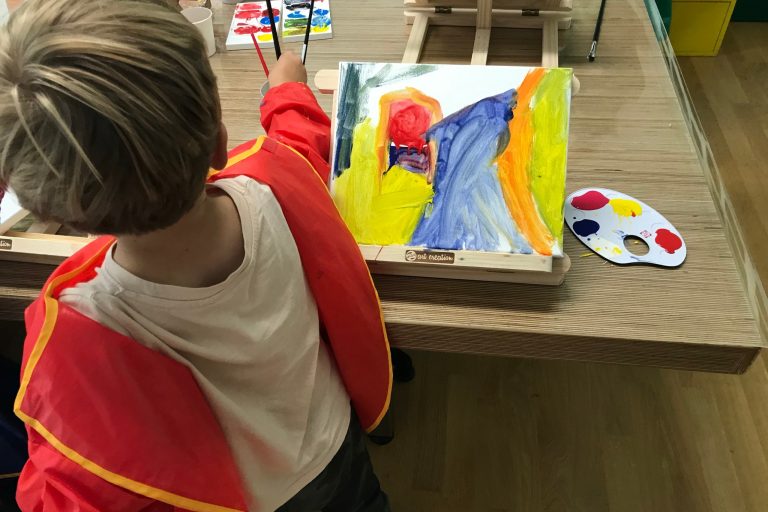 kind schildert